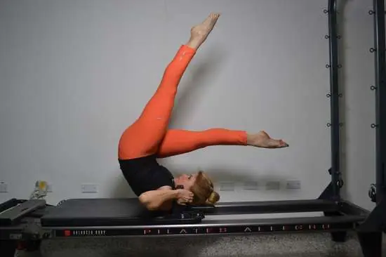 Ejercicio de control abdominal en Pilates Reformer, Ayre Pilates